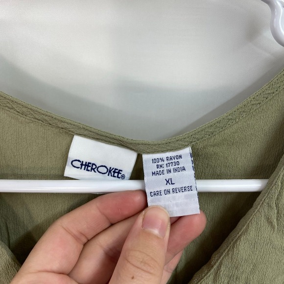 Cherokee women's brownish green lightweight v-neck sleeveless split hem blouse - Picture 3 of 6